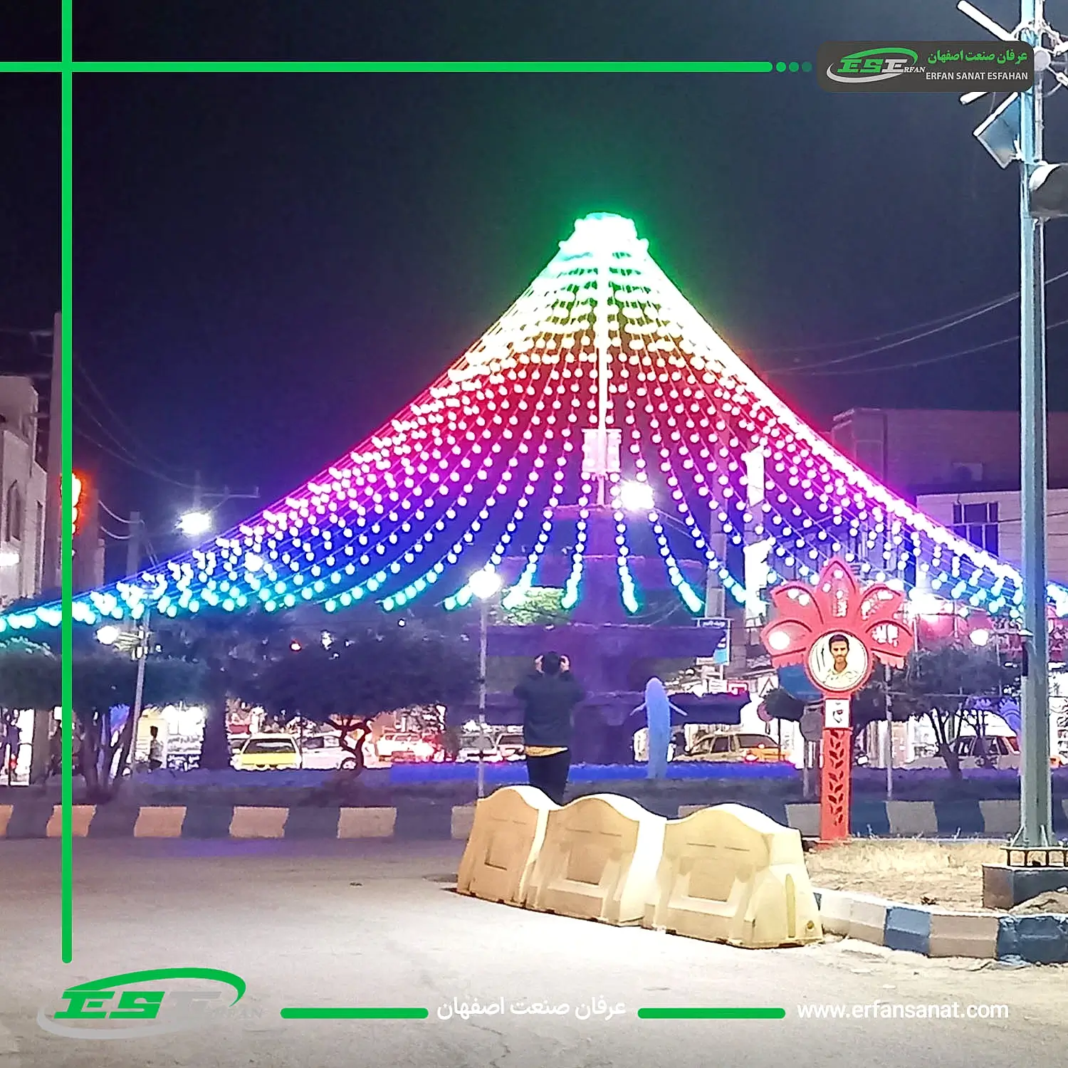 هرم النوري آبادان يعكس جمال الإضاءة الحضرية الحديثة