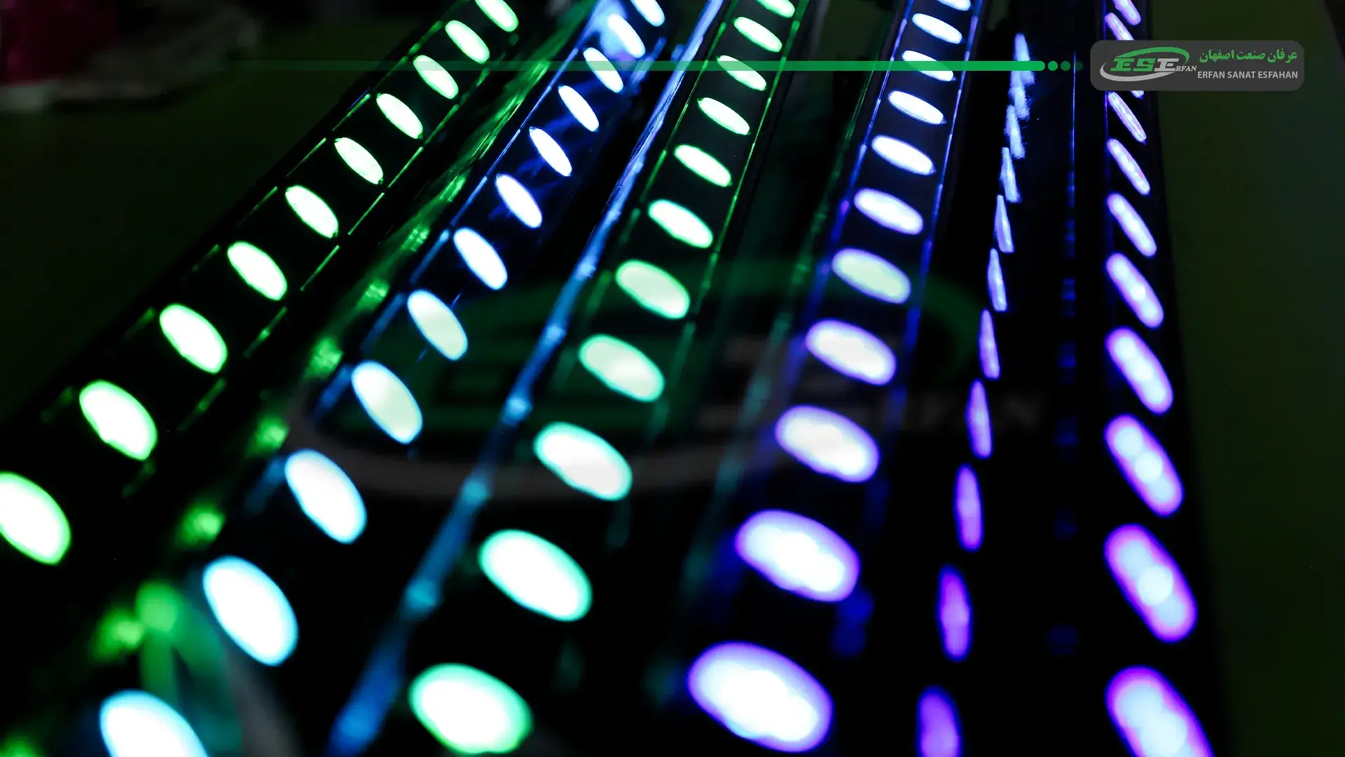 عدة والواشرات LED بألوان كاملة بجانب بعضها البعض