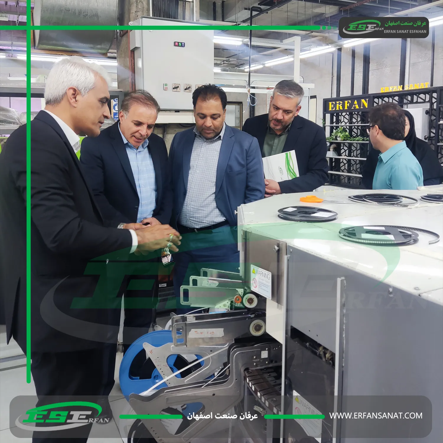 بازدید رئیس سازمان تأمین اجتماعی از خط تولید تجهیزات نوری هوشمند در شرکت عرفان صنعت اصفهان